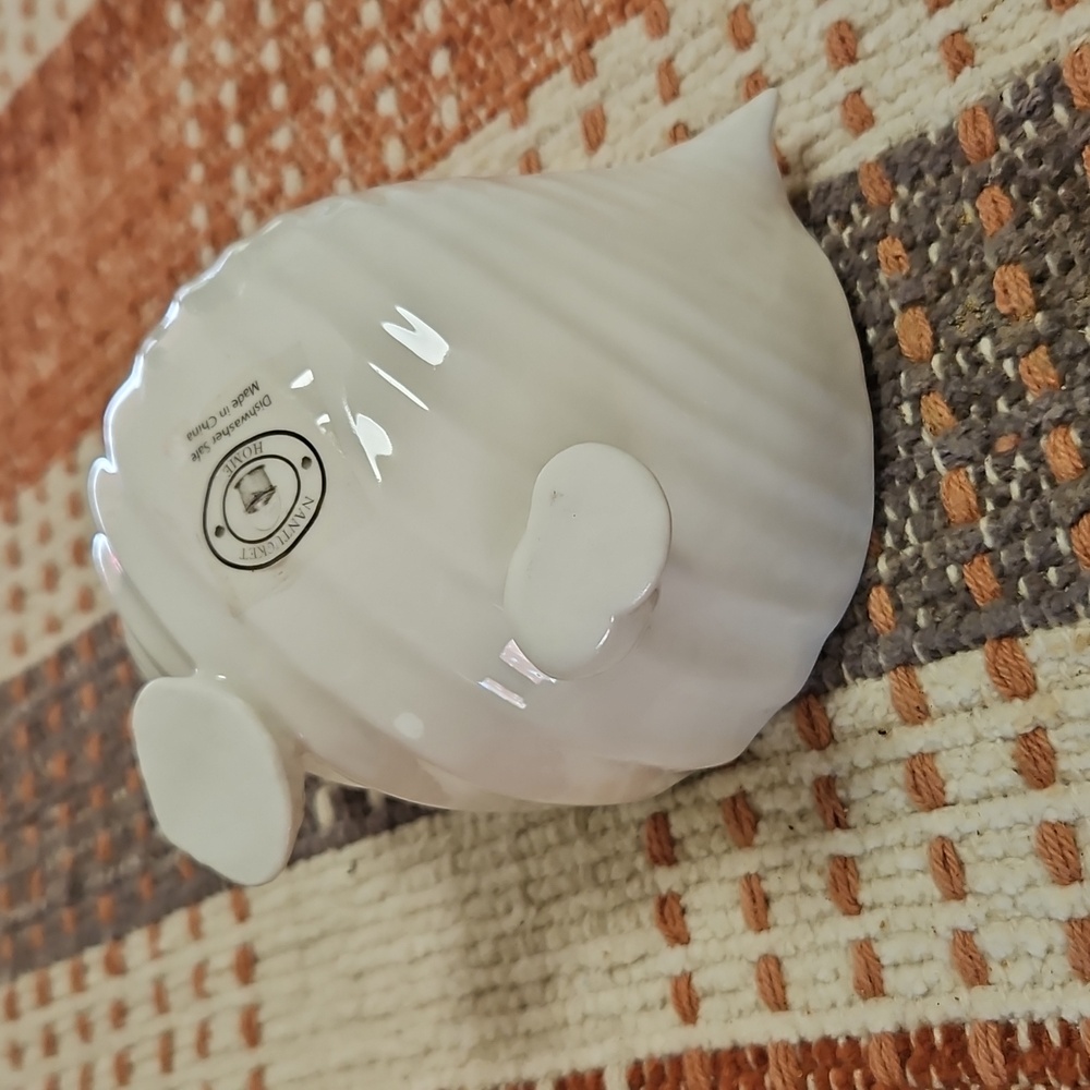 Chic White Ceramic Shell Dish - Picture 4 of 4